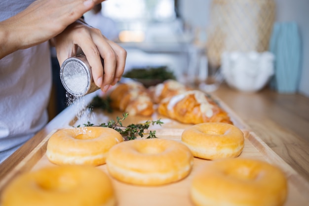 Jak zrobić pączki na tłusty czwartek, by zachwycić domowników?
