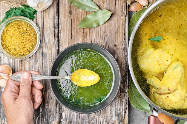 Jak zrobić zupę szczawiową z ziemniakami, żeby smakowała jak u babci?