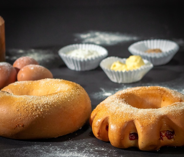 Ile czasu piecze się bułeczki drożdżowe, aby były puszyste i złociste?