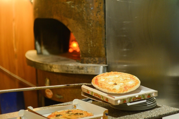 Ile piec pizzę na grubym cieście, żeby była puszysta i dobrze wypieczona?