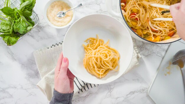 Jak przygotować sos do spaghetti, żeby podkreślić smak makaronu?