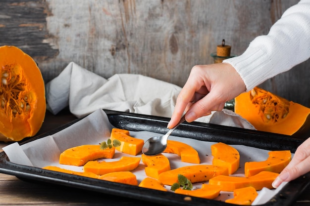 Jak upiec dynię w piekarniku do ciasta, by wydobyć jej słodycz?