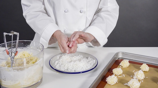 Jak zrobić białą polewę z cukru pudru do ciast i deserów?