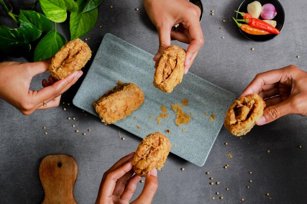 Jak zrobić chrupiące nuggetsy z kurczaka, które zachwycą domowników?