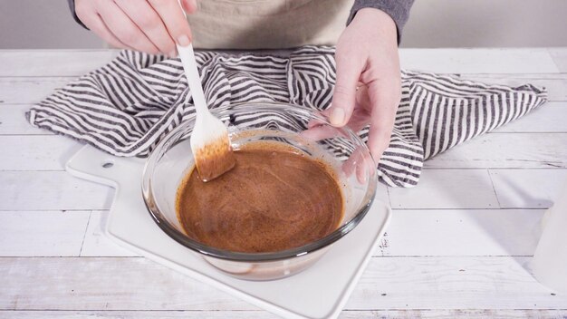 Jak zrobić czekoladę do ciasta, która podkreśli smak deseru?