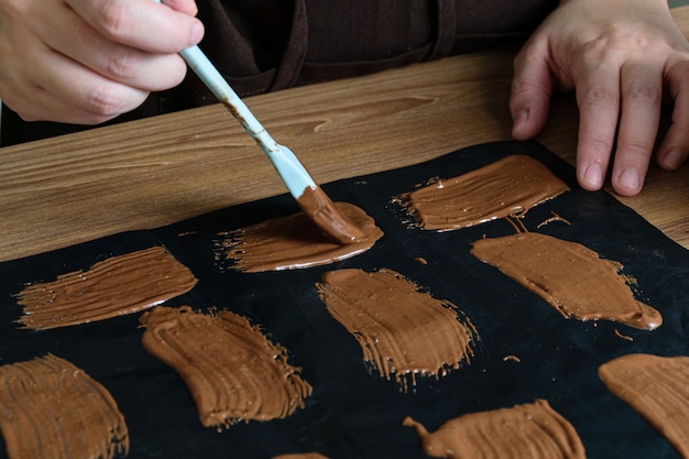 Jak zrobić dobrą polewę czekoladową do ciasta, żeby zawsze się udała?