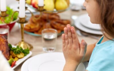 Jakie jedzenie na komunie sprawdzi się podczas rodzinnego przyjęcia?