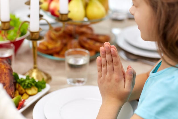 Jakie jedzenie na komunie sprawdzi się podczas rodzinnego przyjęcia?