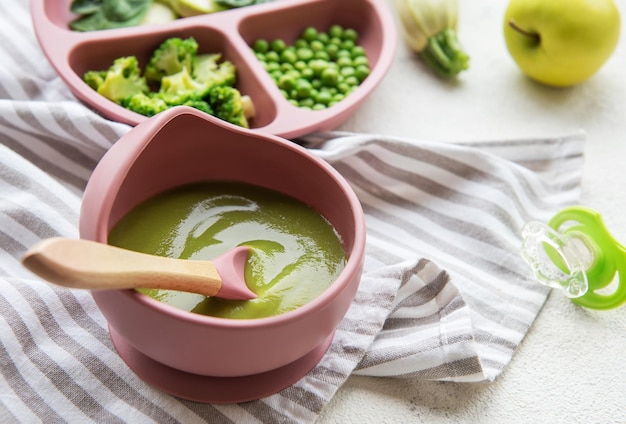 Jakie zupy dla rocznego dziecka sprawdzą się na początek?