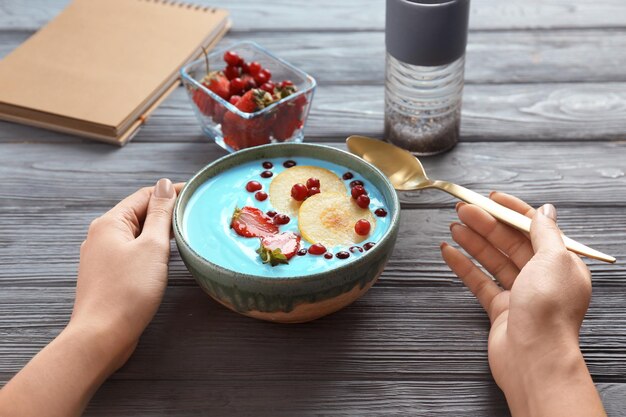 W czym podać zupę krem, by zachwycić gości?