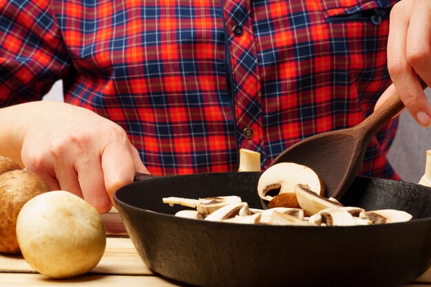 Jak przygotować grzyby na zupę, żeby wydobyć ich pełnię smaku?