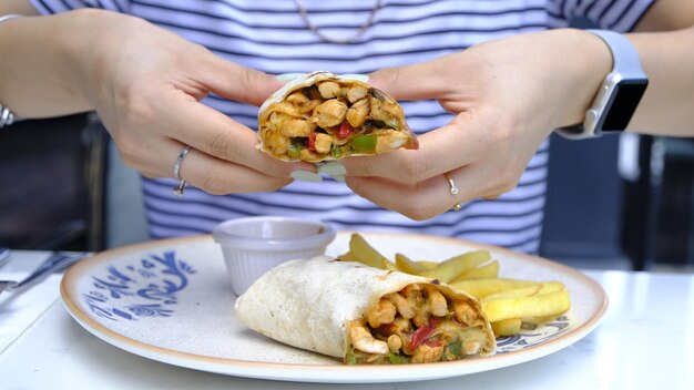 Jak się robi kebaba w tortilli w domowych warunkach?