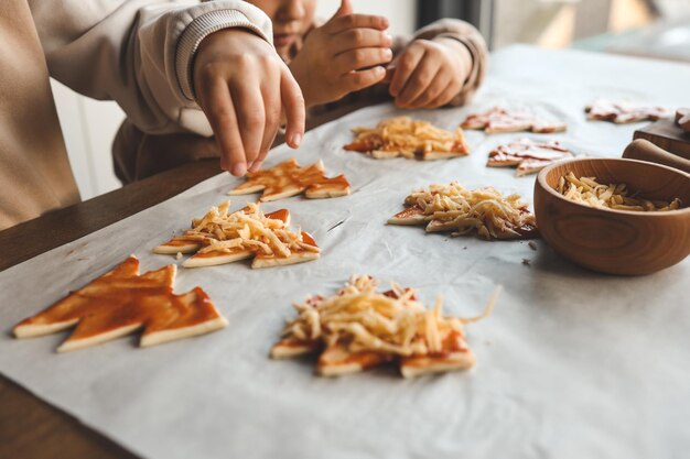 Jak się robi zapiekankę z makaronem na domowy obiad?