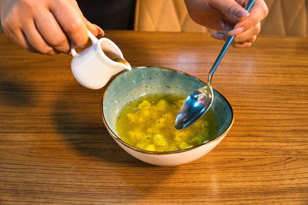 Jak ugotować zupę koperkową, by zachowała swój aromat?