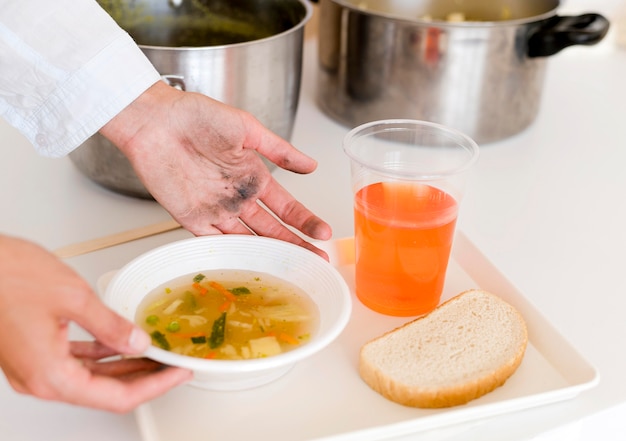 Jak zrobić bulion do zupy, który podkreśli smak domowego obiadu?