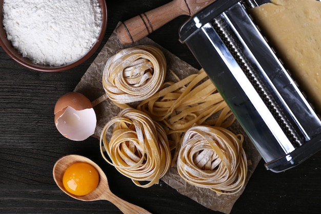 Jak zrobić domowy makaron spaghetti bez specjalnych maszyn?
