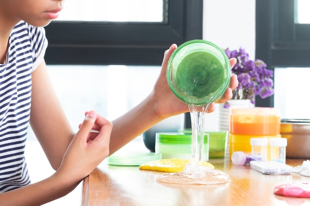 Jak zrobić naturalny zielony barwnik w domowych warunkach?