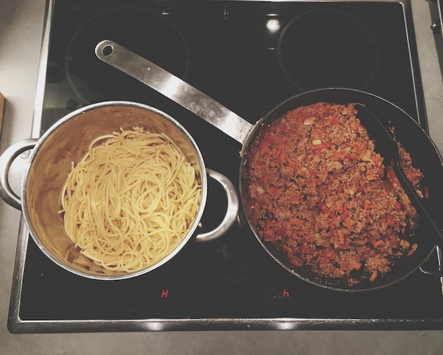 Jak zrobić spaghetti bolognese z mięsem mielonym, by smakowało jak we włoskiej trattorii?