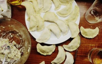 Pierogi włoskie z czym są najczęściej podawane?