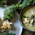 Z czym podawać zupę brokułową, by podkreślić jej smak?