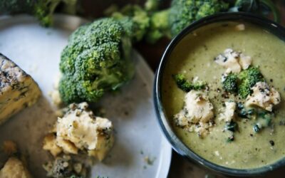 Z czym podawać zupę brokułową, by podkreślić jej smak?