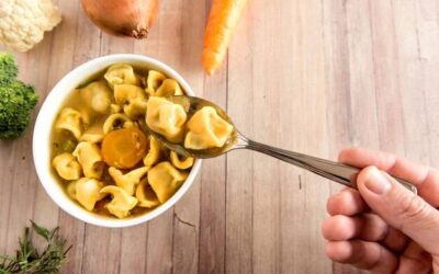 Jak ugotować zupę pieczarkową z makaronem, by smakowała domowo?