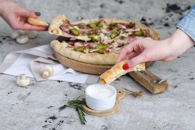 Jak upiec dobrą pizzę w domowych warunkach?