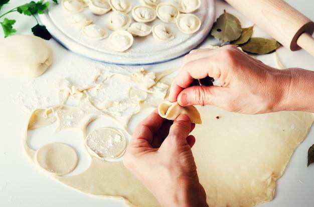 Jak zrobić najlepsze ciasto na pierogi, żeby było delikatne i elastyczne?