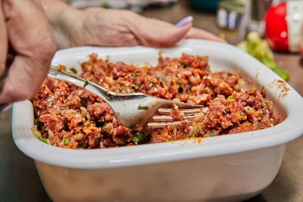 Jak zrobić sos boloński z mięsem mielonym, żeby był aromatyczny?